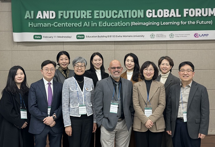 ▲ 이화여대 AI와 미래교육 글로벌 포럼 단체사진. 뒷줄 왼쪽부터 시계방향으로 이영선 교수, 이경미 교수, 소효정 교수, 이현주 부학장, 권경빈 교수, 박은혜 학장, 푸냐 미슈라 교수, 박종휘 교수, 신태섭 소장, 하선민 연구교수.ⓒ이화여대