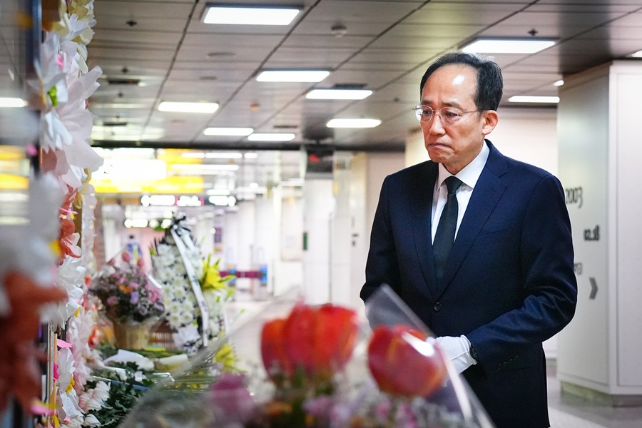 ▲ 추경호 의원은 도시철도 1호선 중앙로역에 위치한 ‘2.18 대구지하철 화재 참사 기억공간’을 찾아 고인들의 넋을 달래고 유족의 슬픔을 함께 나눴다.ⓒ추경호 의원실