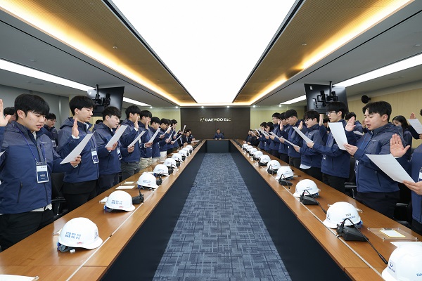 ▲ 2026 신입사원들이 선서를 실시하고 있다.ⓒ대우건설 제공