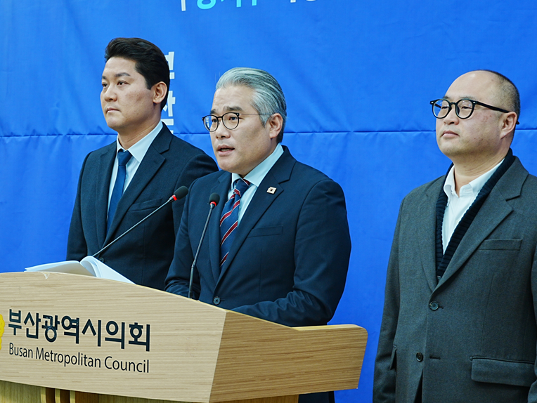 ▲ 이재용 전 금정구지역위원장 직무대행(가운데)을 비롯한 40대 민주당 정치인들이 19일 부산시의회 브리핑룸에서 기자회견을 하고 있다.ⓒ변진성 기자