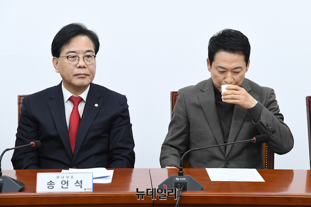 ▲ 장동혁 국민의힘 대표가 19일 국회에서 열린 최고위원회의에서 물을 마시고 있다. ⓒ이종현 기자