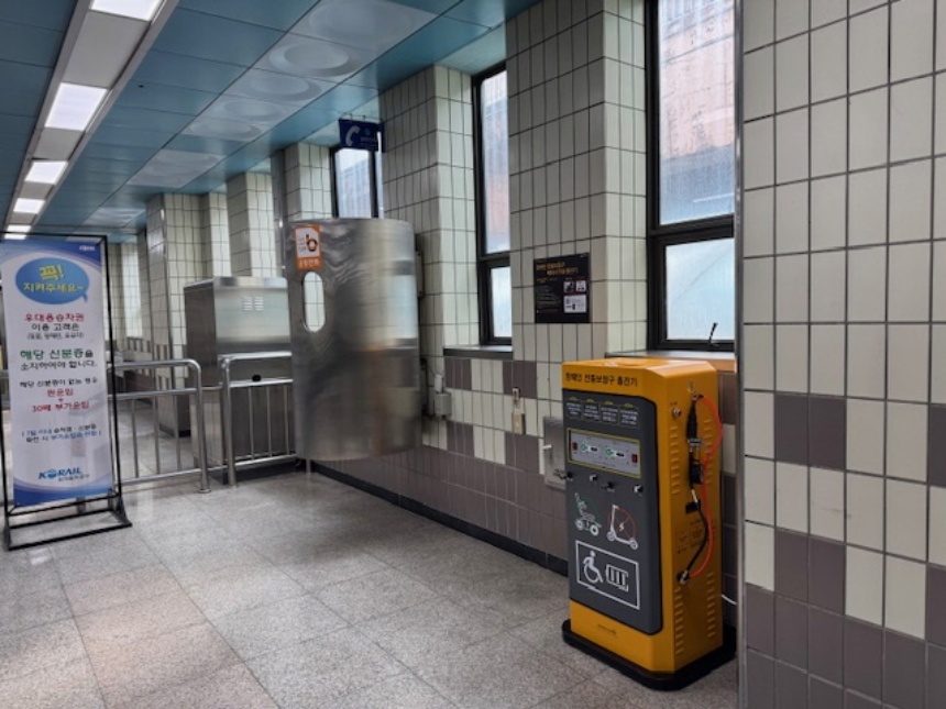 ▲ 고양시 대곡역에 설치된 장애인전동보장구 급속충전기 ⓒ고양특례시 제공