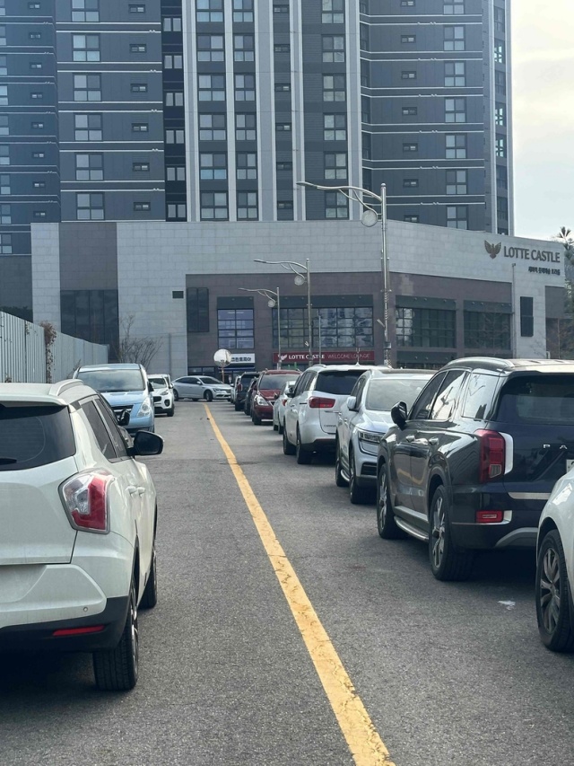 ▲ 세마역 인근 이면도로에 교행이 불가능할 정도로 즐비하게 늘어선 불법 주정차 차량들ⓒ정일형 기자