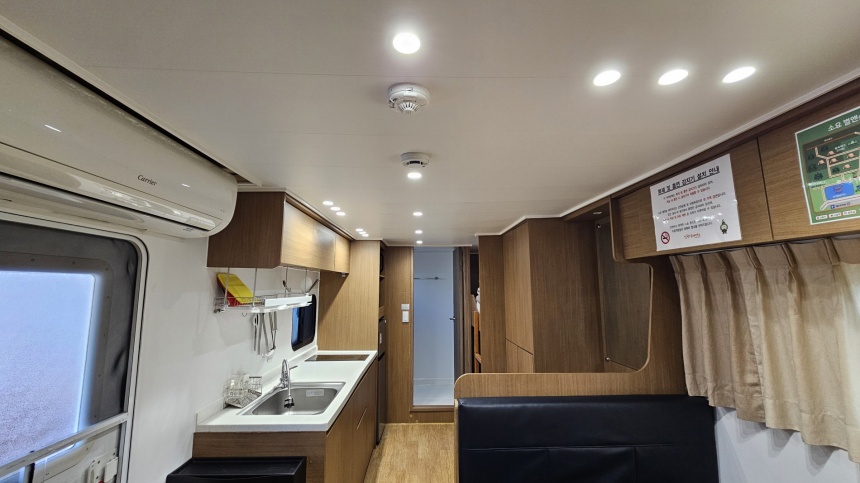 ▲ 최근 정비를 완료한 소요 별앤숲 테마파크 내 카라반 내부 모습 ⓒ동두천시 제공