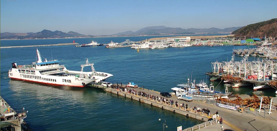 ▲ 대천-장고 항로를 운항하는 ‘가자섬으로호’에서 여객들이 하선하고 있다. ⓒ한국해양교통안전공단