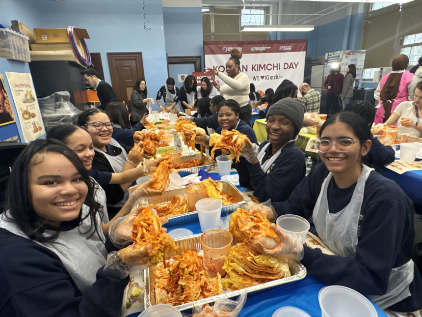 ▲ 김치담그기 체험 현장. ⓒaT