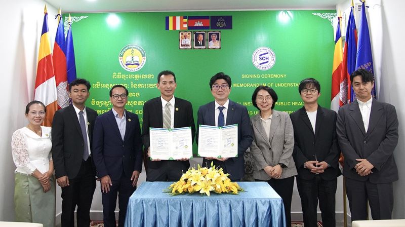▲ 순천향대학교와 캄보디아 국립보건원(NIPH) 관계자들이 업무협약(MOU) 체결 후 기념촬영을 하고 있다.ⓒ순천향대