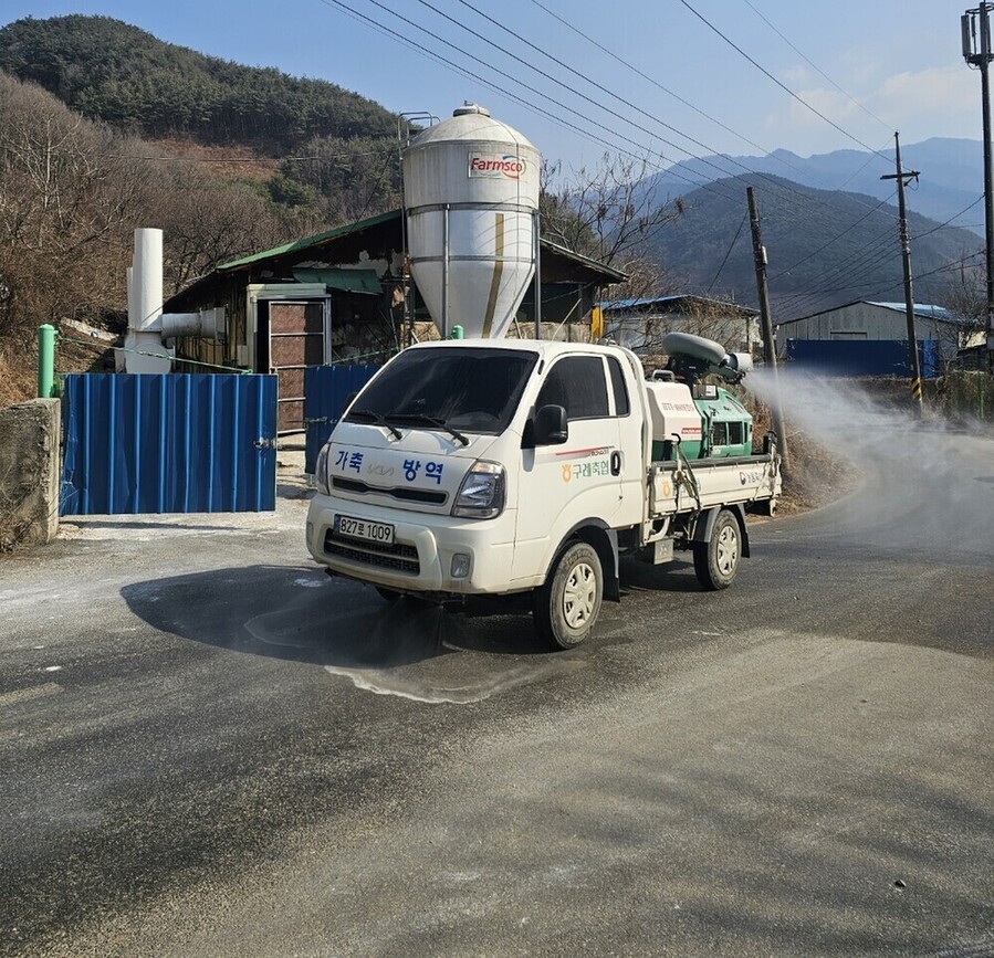 ▲ 모든 농가에 대해서도 정밀검사와 함께 방역점검을 병행하고있다.ⓒ전라남도 제공