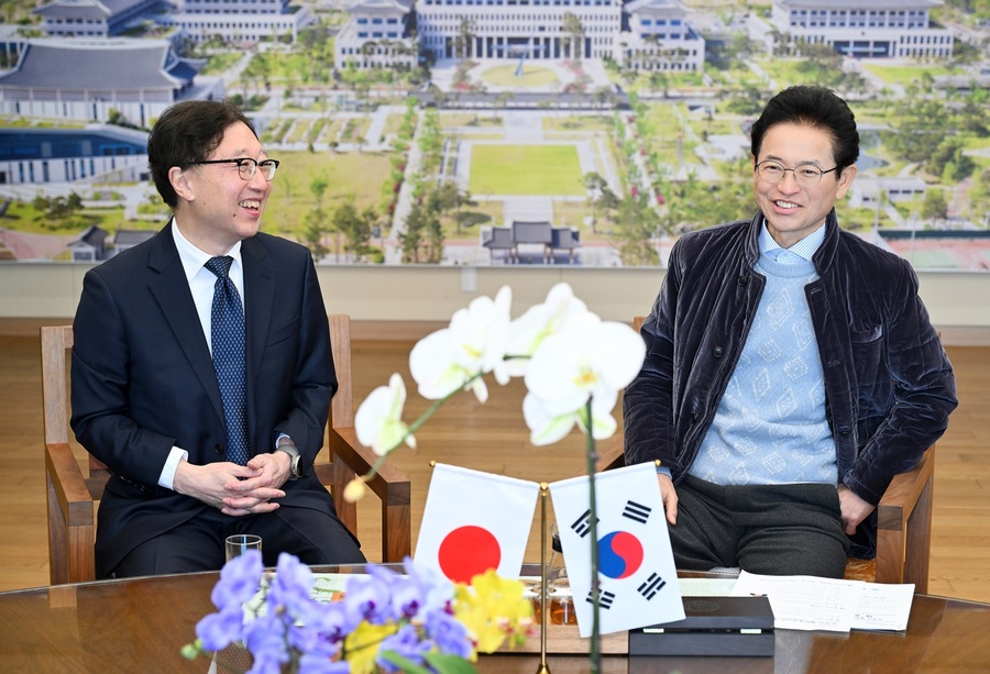 ▲ 이철우 경상북도지사(오른쪽)가 주부산일본국총영사와 만나 한일 양국의 지역 간 우호 증진과 실질적인 상생 방안을 심도 있게 모색했다.ⓒ경북도
