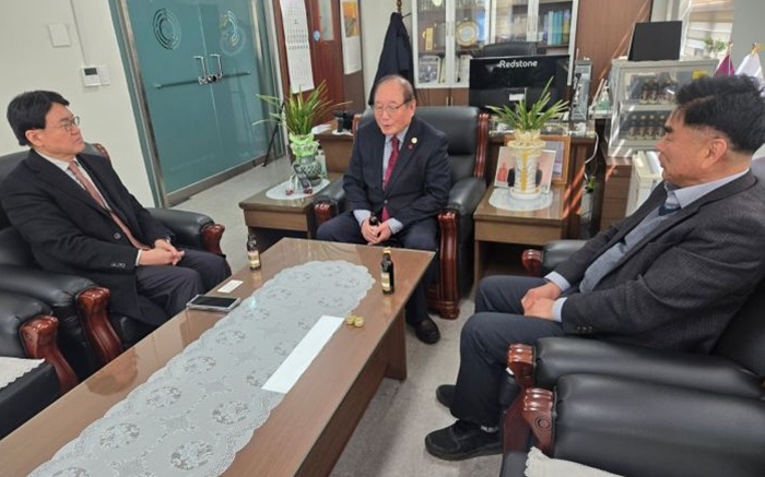 ▲ 황운하 국회의원이 19일 대한노인회 세종시지회를 방문해 장영 지회장과 지역 노인복지 현안을 논의하고 있다.ⓒ조국혁신당 세종시당