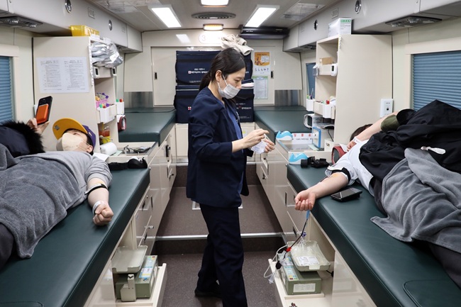 ▲ 강원랜드가 19일 겨울철 혈액 수급 불안정 해소를 돕고 생명 나눔 문화 확산을 위해 '사랑의 헌혈 캠페인'을 실시했다. ⓒ강원랜드