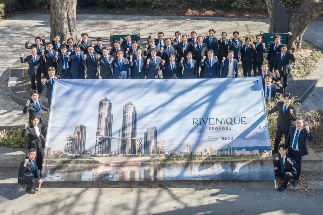 ▲ 19일 GS건설 임직원들이 성수1지구 입찰서류 및 보증금을 제출 후 현장에서 각오를 다지고 있다. ⓒGS건설