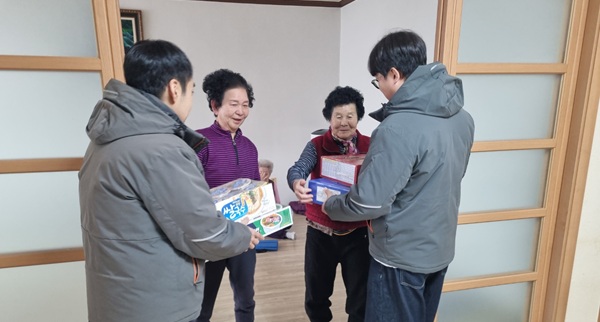 ▲ 부여군시설관리공단 유스호스텔은 가탑리 마을 어르신 15가구를 방문해 겨울 이불을 수거·세탁·전달했다.ⓒ부여군