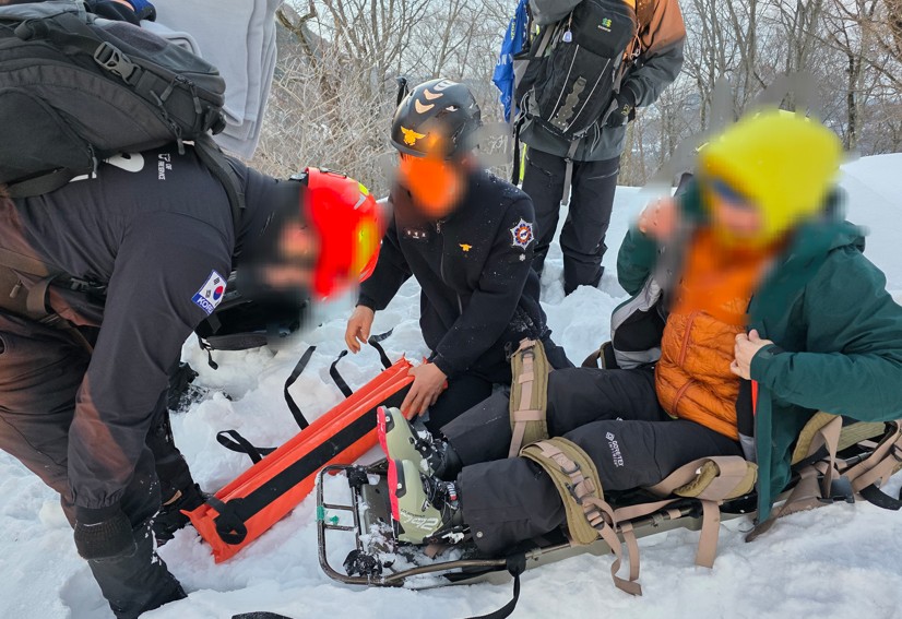 ▲ 설날인 지난 17일, 울릉도 성인봉 정상 인근에서 하산 중 무릎 부상을 입은 30대 여성이 구조대로부터 구조되고 있다.ⓒ울릉산악구조대