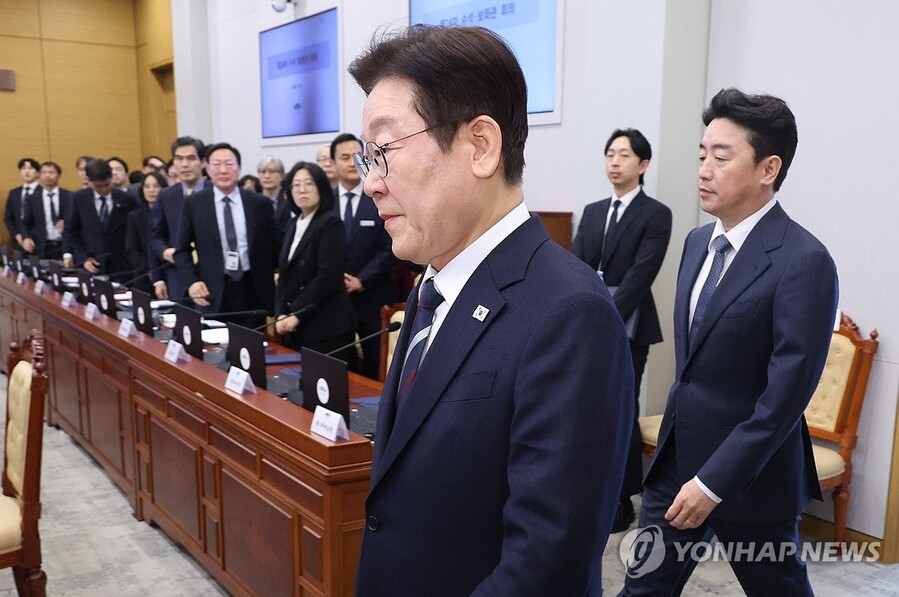 ▲ 이재명 대통령이 19일 청와대에서 강훈식 비서실장과 수석보좌관회의에 입장하고 있다. ⓒ연합뉴스