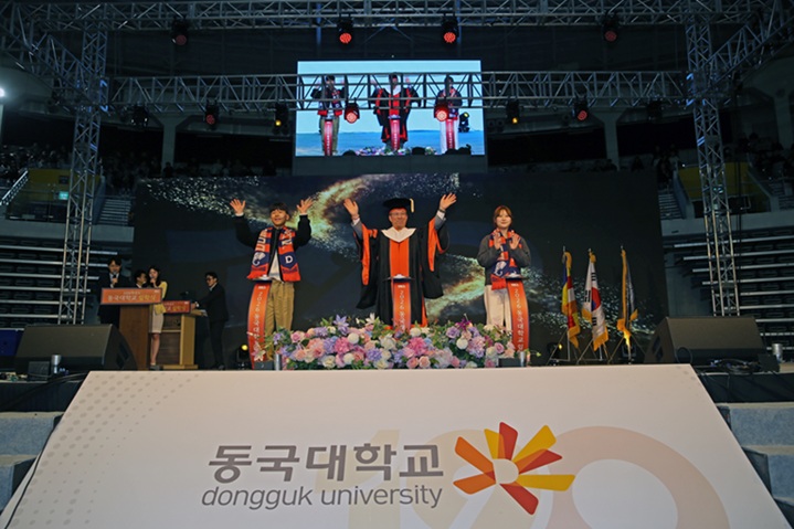 ▲ 윤재웅 총장과 신입생 대표 학생들이 '신입생의 다짐' 이후 참석자들을 향해 손을 흔들고 있다.ⓒ동국대