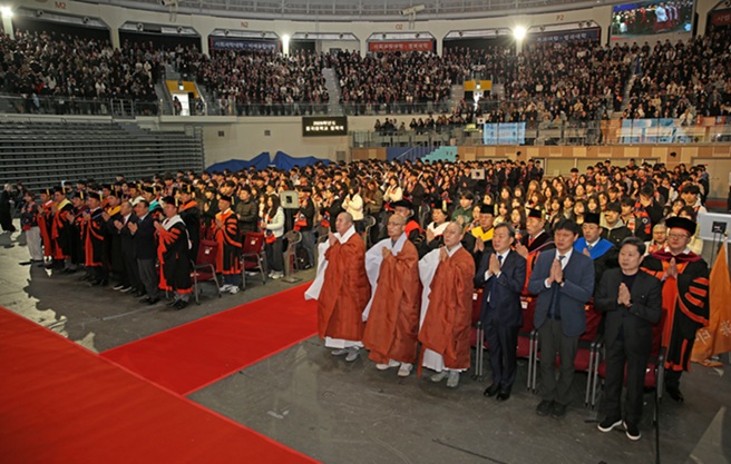 ▲ 동국대학교는 지난 13일 장충체육관에서 2026학년도 입학식을 개최했다.ⓒ동국대