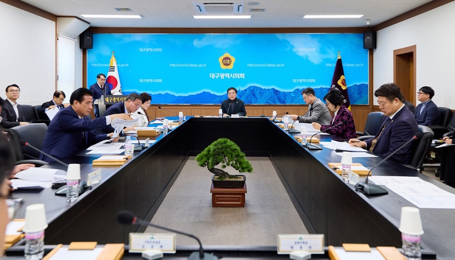 ▲ 대구시의회는 지난 12일 국회 행정안전위원회를 통과한 법안과 관련해 긴급 확대의장단 회의를 개최하고 주요 쟁점 및 향후 대응 방향을 논의했다.ⓒ대구시의회