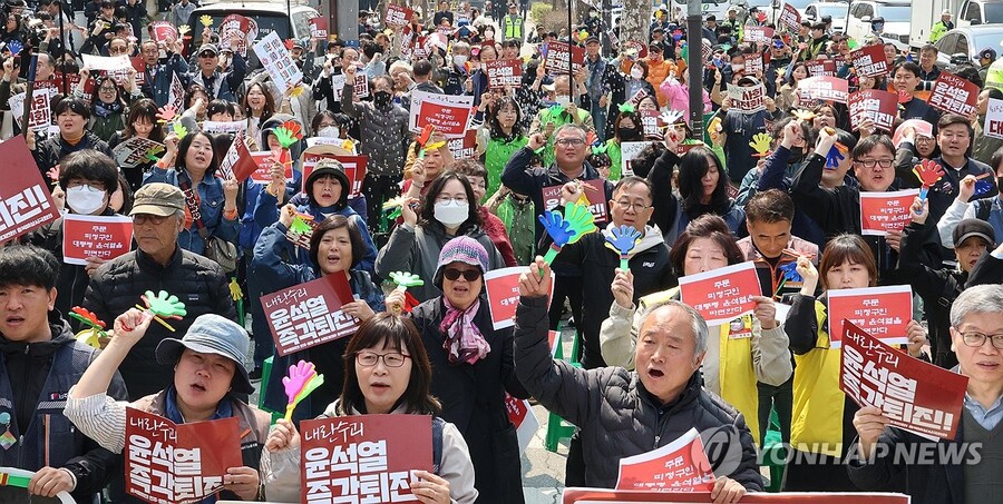 ▲ 충북 시민단체가 지난해 4월 10일 계엄 선포와 관련해 윤 전 대통령 파면 촉구 시위를 벌이고 있다. ⓒ연합뉴스