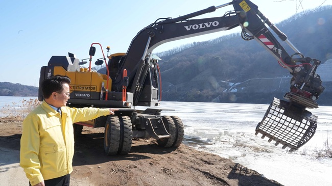 ▲ 육동한 시장이 19일 사북면 원평리 춘천호 일원을 찾아 얼음 상태와 출입 여건, 안전표지 설치 상황 등을 점검했다. ⓒ춘천시