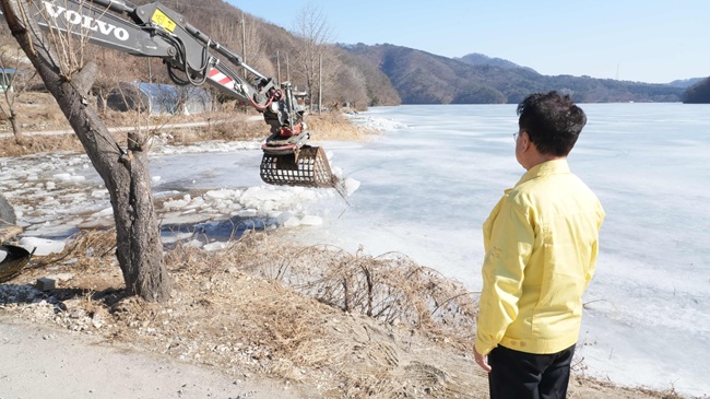 ▲ 육동한 시장이 19일 사북면 원평리 춘천호 일원을 찾아 얼음 상태와 출입 여건, 안전표지 설치 상황 등을 점검했다. ⓒ춘천시