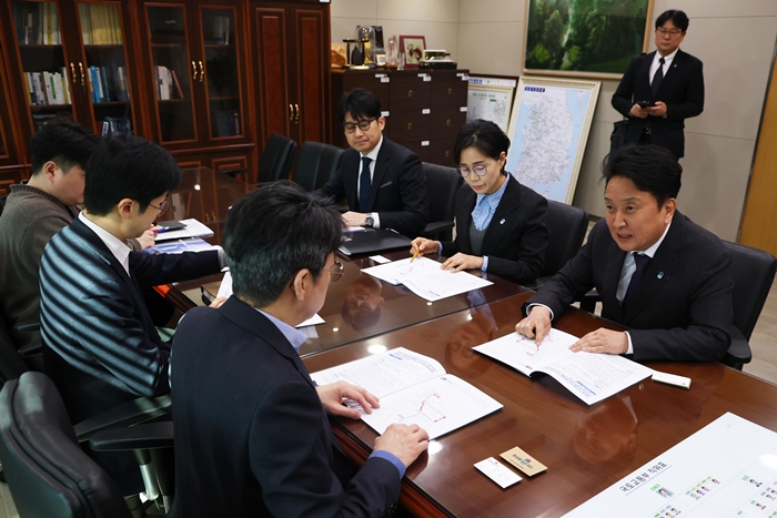 ▲ 김영환(윗줄 맨 오른쪽) 충북지사가 19일 정부세종청사 국토교통부를 방문해 홍지상 2차관에게 철도 현안을 건의하고 있다. ⓒ충북도