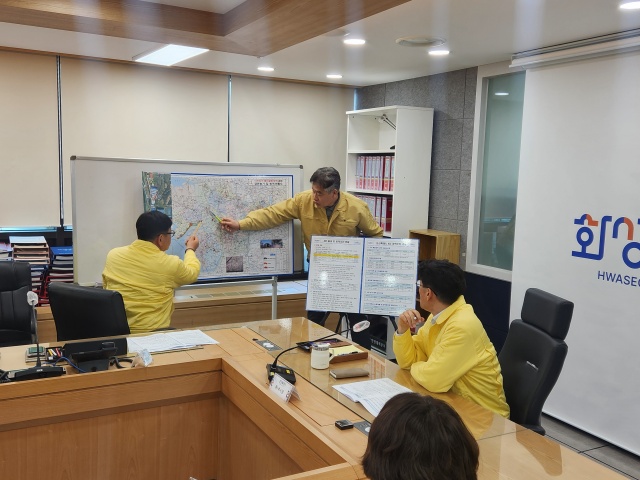 ▲ 윤성진 제1부시장이 ASF 추가 의심축 발생 현황 및 확산 가능 지역을 확인하고 있다ⓒ화성시 제공