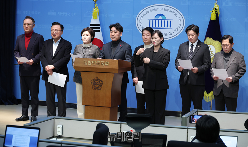 ▲ 이성권 국민의힘 의원 등 당내 소장파 초재선 모임 '대안과 미래' 소속 의원들이 19일 오전 국회 소통관에서 기자회견을 열고 윤석열 전 대통령이 1심에서 무기징역 선고 관련해 사과 하고 있다. ⓒ이종현 기자