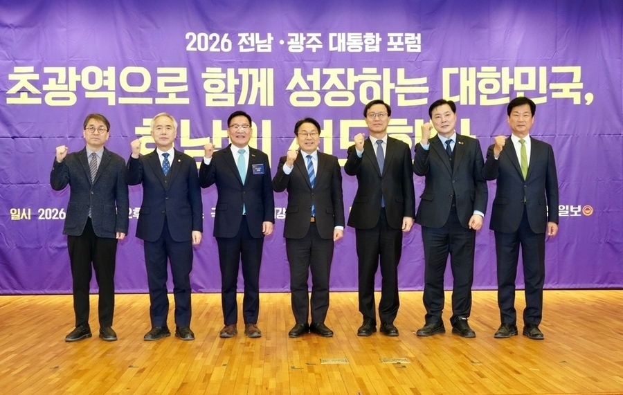 ▲ 강기정 광주광역시장이 19일 서울 국회도서관 대강당에서 열린 ‘2026 전남광주 대통합 포럼’에 참석해 내빈들과 기념촬영을 하고 있다. 왼쪽부터 마강래 중앙대 도시계획부동산학과 교수, 양부남 국회의원, 강위원 전남도 경제부지사, 강기정 광주광역시장, 김경호 국민일보 사장, 조계원·박균택 국회의원 ⓒ광주광역시 제공
