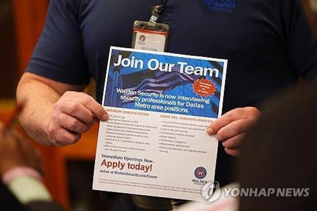 ▲ 미국 텍사스주 댈러스에서 열린 취업박람회에서 한 구인 담당자가 취업 안내문을 들고 있다. 출처=APⓒ연합뉴스