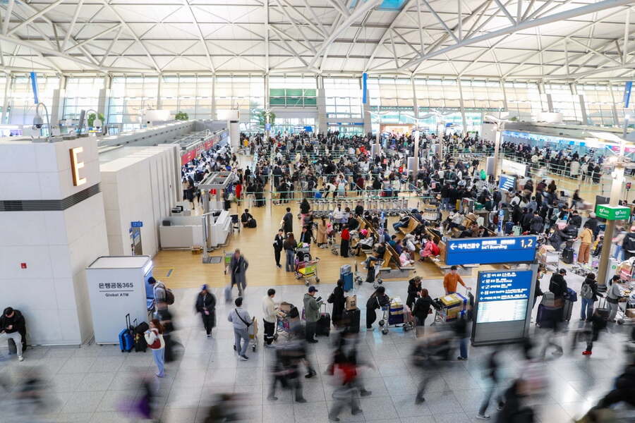 ▲ 설 연휴를 앞둔 13일 인천국제공항 여객터미널 출국장에서 이용객들이 탑승수속을 위해 줄을 서고 있다. ⓒ인천공항공사 제공