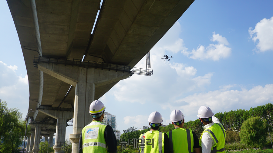 ▲ 교량 하부를 드론으로 점검하고 있다. ⓒ서울시