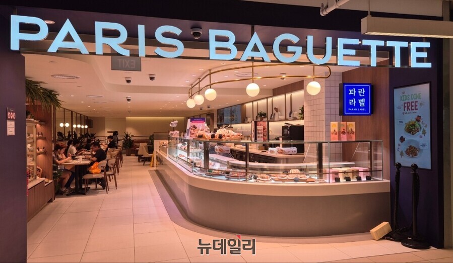 ▲ 싱가포르 파라곤몰 지하 1층에 위치한 파리바게트 파라곤점에서 최근 '파란라벨' 테스트 판매를 시작했다. 2026.02.08ⓒ조현우 기자