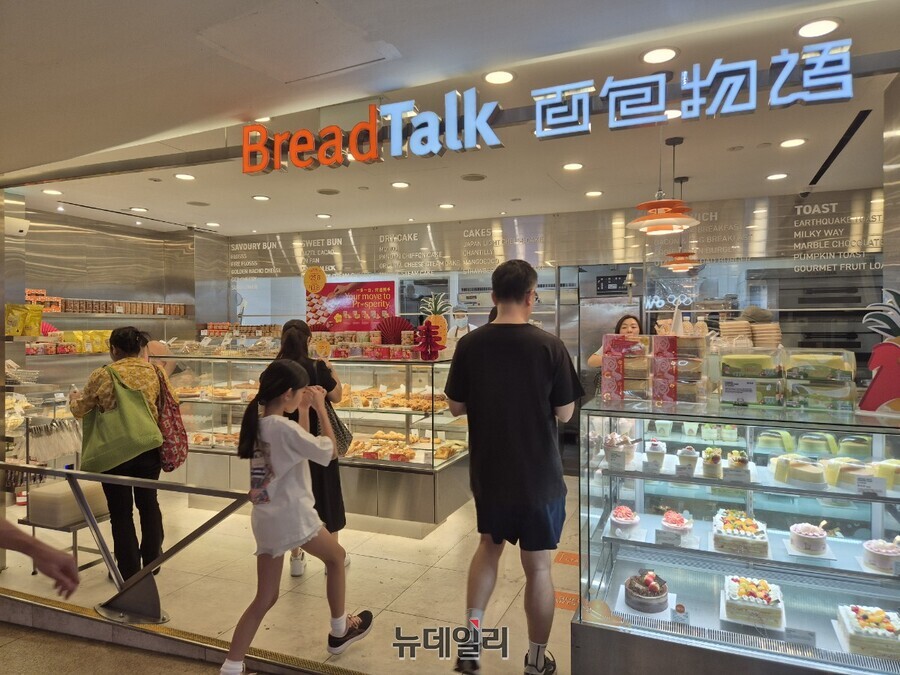 ▲ 현지 베이커리 브랜드인 '브레드톡' 등은 크게 제품을 구매해가는 그랩 앤 고 형식이나 혹은 상당 시간 머무는 카페&베이커리 형태로 운영된다.ⓒ조현우 기자