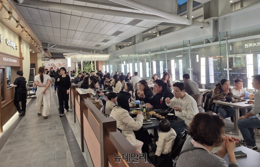 ▲ 겨울방학과 명절 등으로 여행객 수요가 늘며 플레이팅을 찾는 사람들이 많아졌다.ⓒ조현우 기자