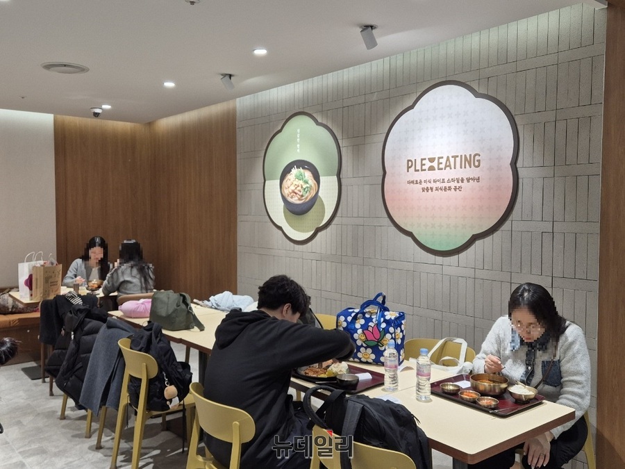 ▲ 나무와 돌담, 꽃을 형상화해 한국적인 멋을 강조했다.ⓒ조현우 기자