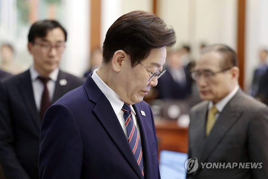 ▲ 이재명 대통령이 12일 청와대에서 열린 수석보좌관회의에 입장하고 있다.  ⓒ연합뉴스