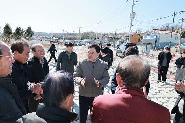 ▲ 주낙영 시장이 가곡항 일원에서 주민들과 만나 사업 추진 현황을 공유하고 의견을 청취하고 있다.ⓒ경주시