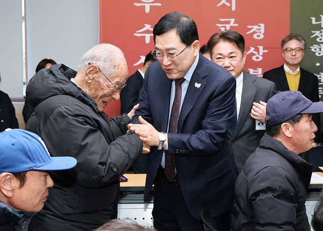 ▲ 지난 19일 열린 감포읍 현장소통마당에서 주낙영 시장을 비롯한 참석자들이 주민들에게 인사하고 있다.ⓒ경주시