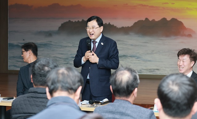 ▲ 지난 19일 열린 문무대왕면 현장소통마당에서 주낙영 시장이 주민들과 소통하며 의견을 청취하고 있다.ⓒ경주시