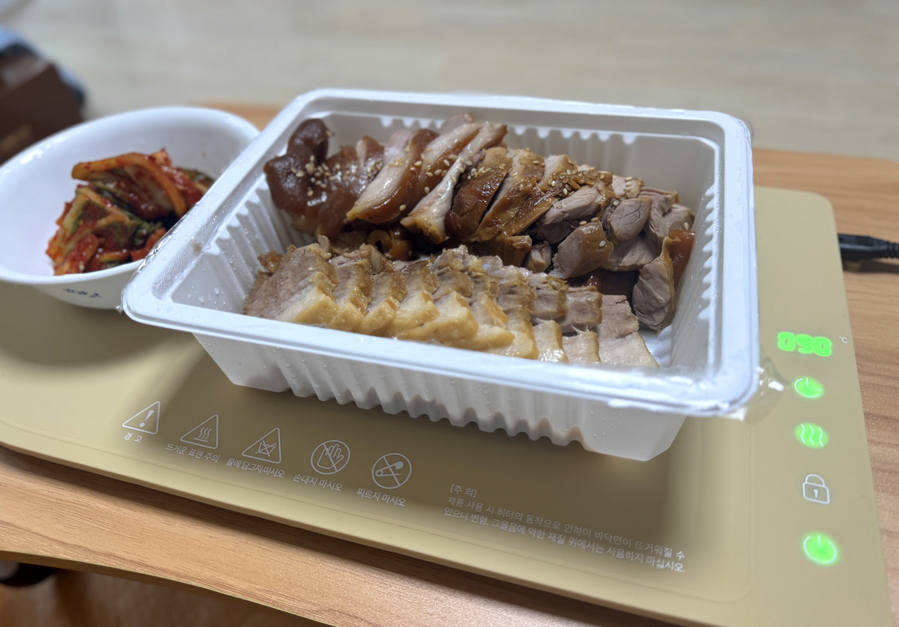 ▲ 보쌈과 김치를 올려 놓고 제품의 성능을 체험했다. ⓒ김재홍 기자