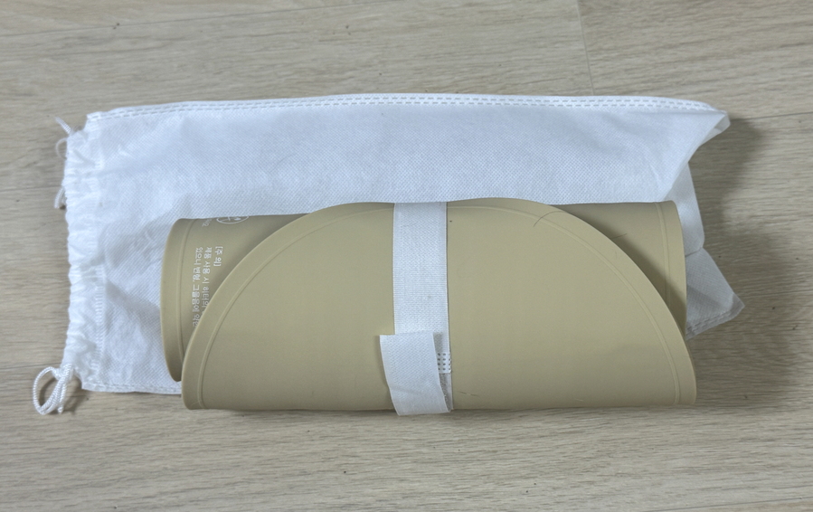 ▲ 상자를 개봉한 모숩. 돌돌 말아 수납백에 보관할 수 있다. ⓒ김재홍 기자