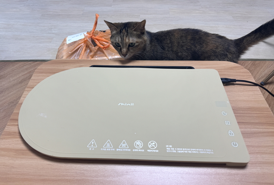 ▲ 제품의 모습. 고양이가 신기한지 쳐다보고 있다. ⓒ김재홍 기자