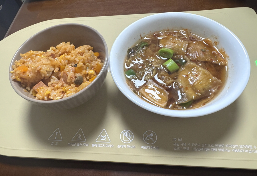 ▲ 볶음밥과 김치찌개도 따뜻하게 먹을 수 있었다. ⓒ김재홍 기자