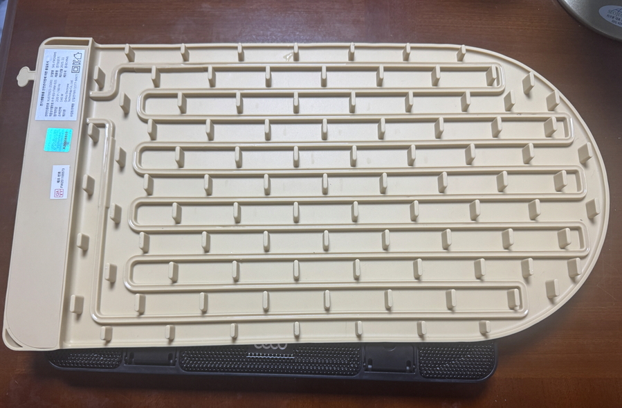 ▲ 제품의 밑부분 모습. 열선이 배치된 모습도 보인다. ⓒ김재홍 기자