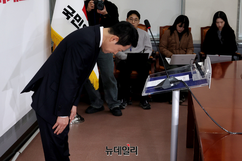 ▲ 장동혁 국민의힘 대표가 기자간담회를 마친 뒤 인사하고 있다. ⓒ이종현 기자