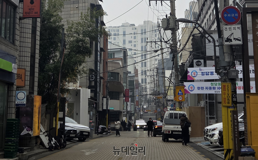 ▲ 청담 맛의 거리에 복잡하게 얽힌 전선 ⓒ강남구