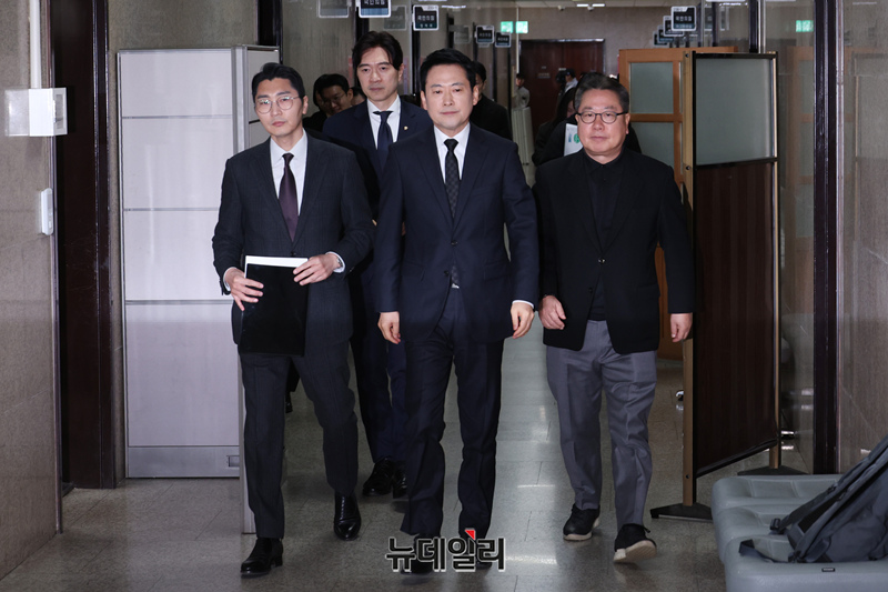 [포토] 회견장 입장하는 장동혁 국민의힘 대표