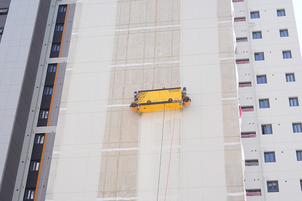 ▲ 현대엔지니어링이 시공 중인 아파트 현장에서 외벽도장로봇을 시연하고 있다.
ⓒ현대엔지니어링