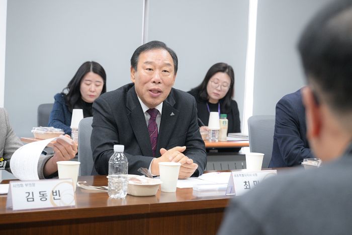 ▲ 최민호 세종시장이 20일 오전 부강산업단지를 찾아 입주기업과 현장 소통 간담회를 하고 있다.ⓒ세종시